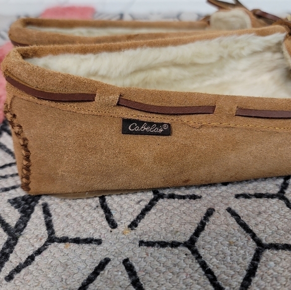 Cabela's Suede Faux Sherpa Lined Moccasins Slippers in Tan, sz 10 - Picture 6 of 12